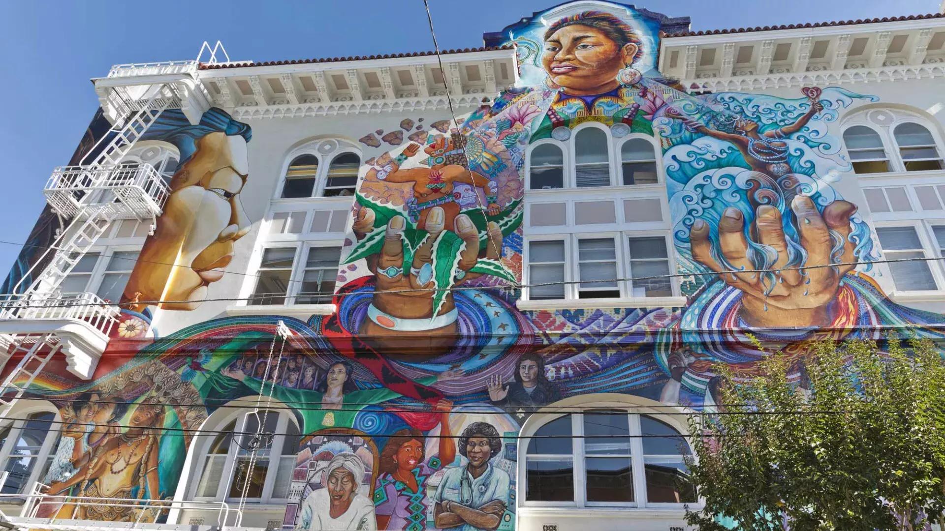 Um mural colorido e em grande escala cobre a lateral do Edifício das Mulheres no教会区 de São Francisco.