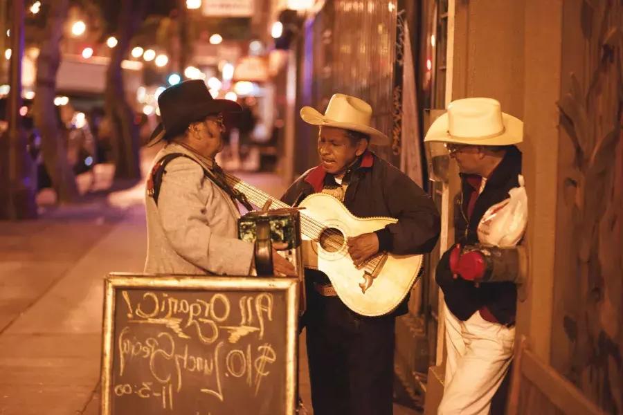 Três músicos mexicanos se apresentam em uma rua do教会区 de São Francisco.