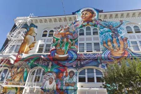 Um mural colorido e em grande escala cobre a lateral do Edifício das Mulheres no教会区 de São Francisco.